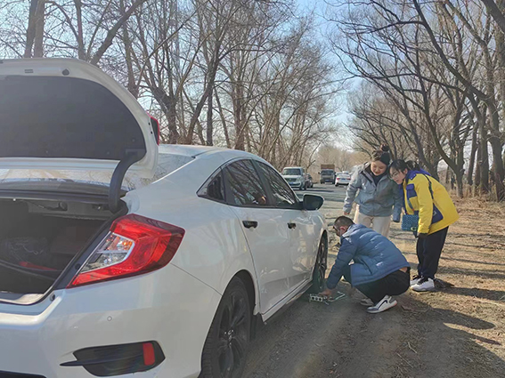 【学习雷锋好榜样】送达路上施援手 这名司