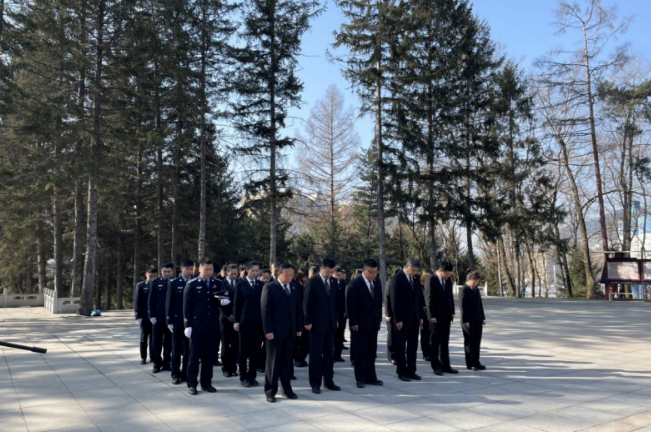 缅怀革命先烈 传承红色基因