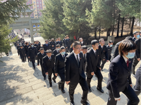 祭先烈缅忠魂——临江市人民法院干警代表参