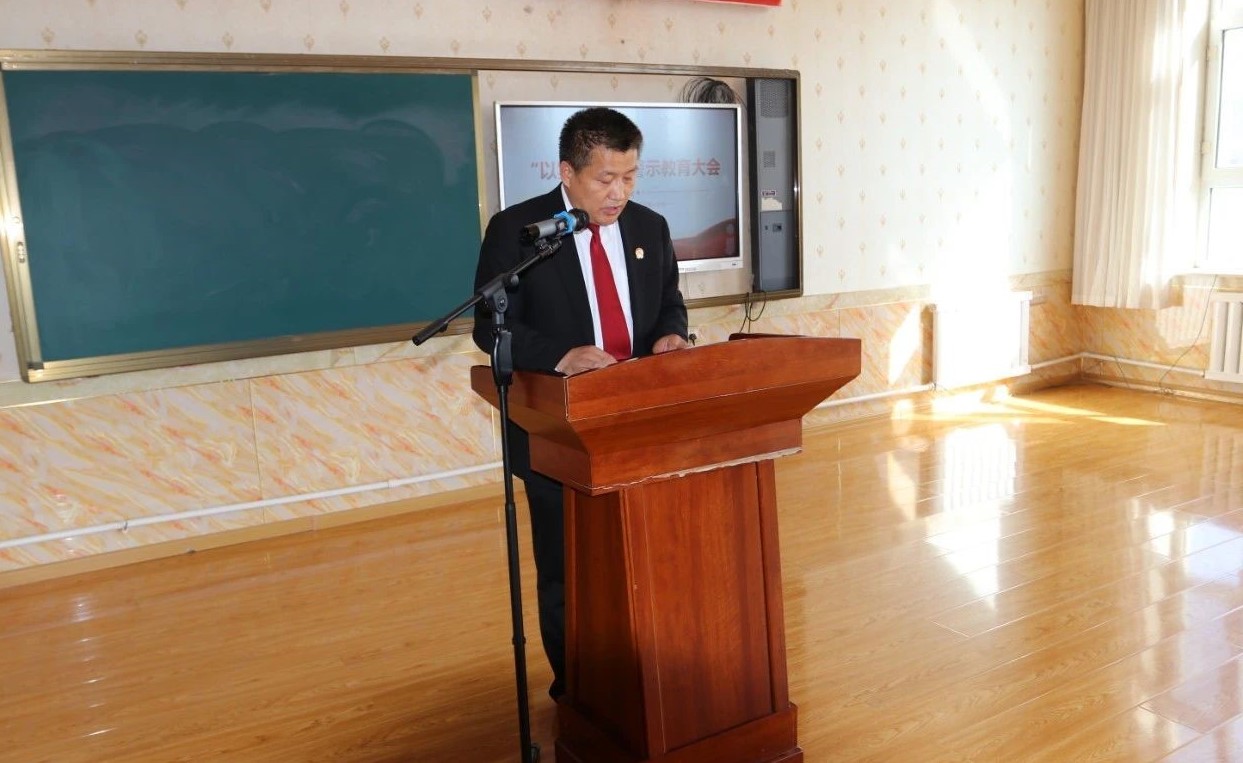 长白县法院送法进校园，营造良好教育环境