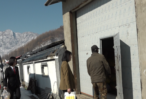 长白法院爱心捐助暖人心 家长感恩送锦旗