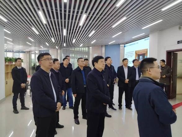 邓州市政法系统领导一行莅临邓州市中小学生