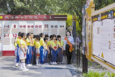 “小客人”沉浸式打卡民法典长廊