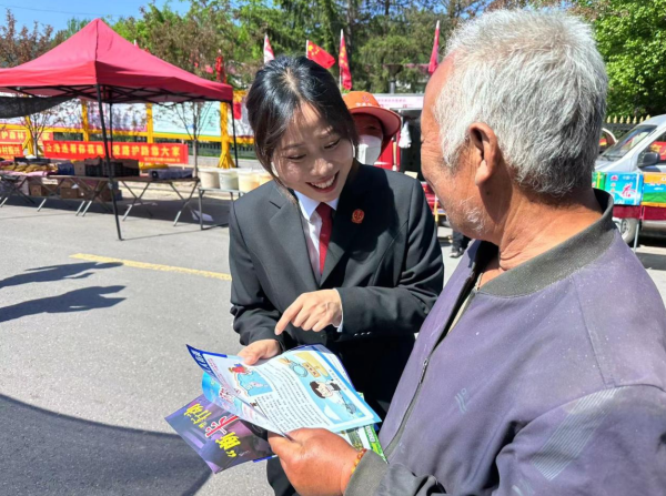 临江市人民法院为“春耕护农”打好“宣传战