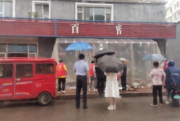 依“法”拆违   雨中前行