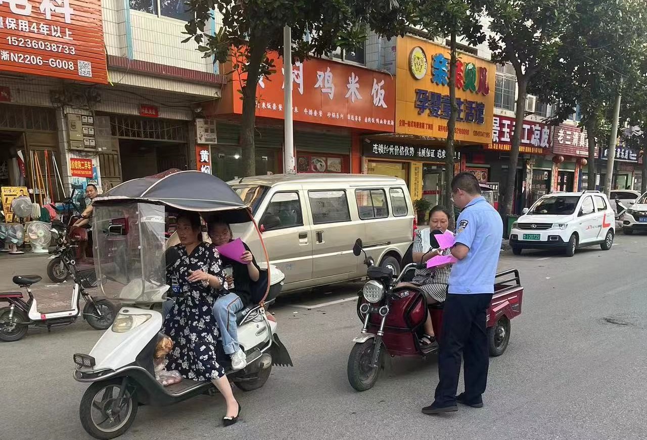 丁河派出所开展交通安全宣传活动