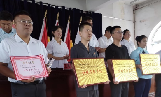 白石山林区基层法院获得“特殊贡献集体”荣