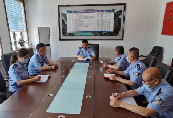 白石山林区基层法院：党旗飘扬  牢记担当