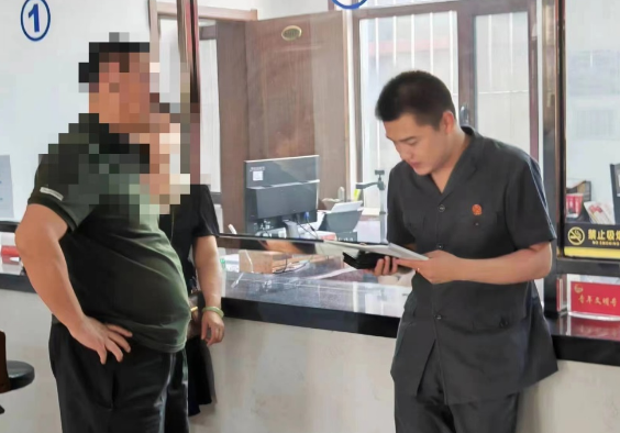 地邻强占村民四垄地三年不还 法官依法传唤