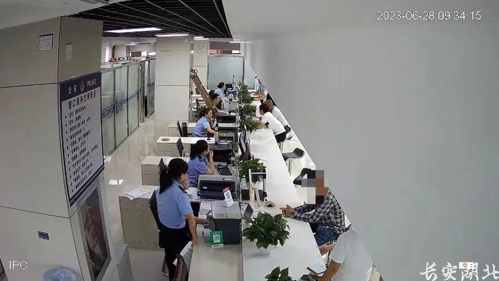 自投罗网！网逃男子在公安窗口办业务被当场