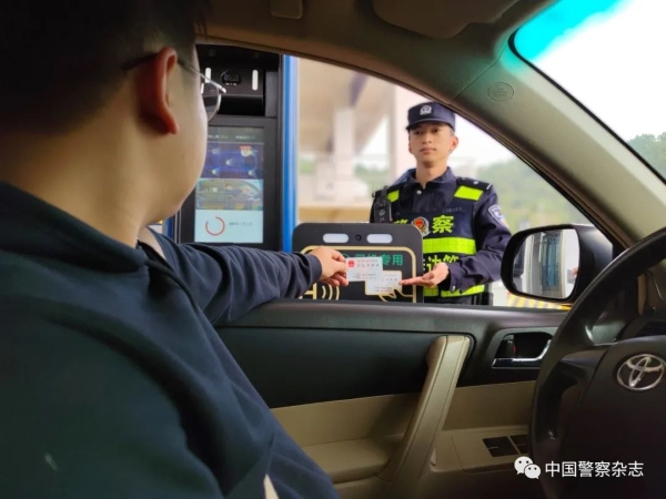 为躲搜查，79名涉偷渡人员竟藏身货船底部