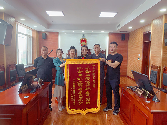 宁江法院：锲而不舍终送达 银行致谢送锦旗