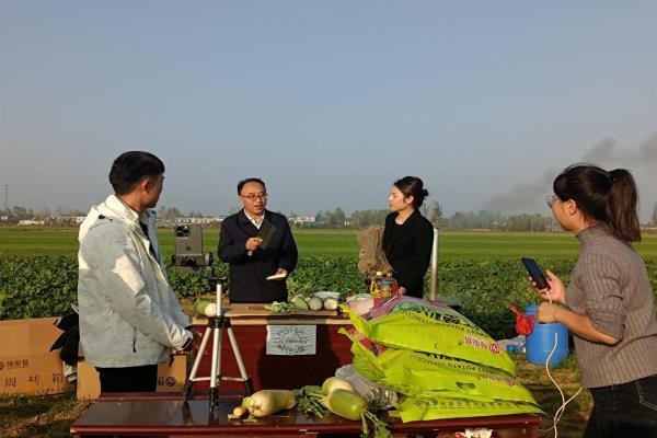 黄远芳：变身网红达人的扶贫干部