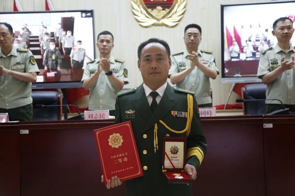 跳水救人的少校，记二等功