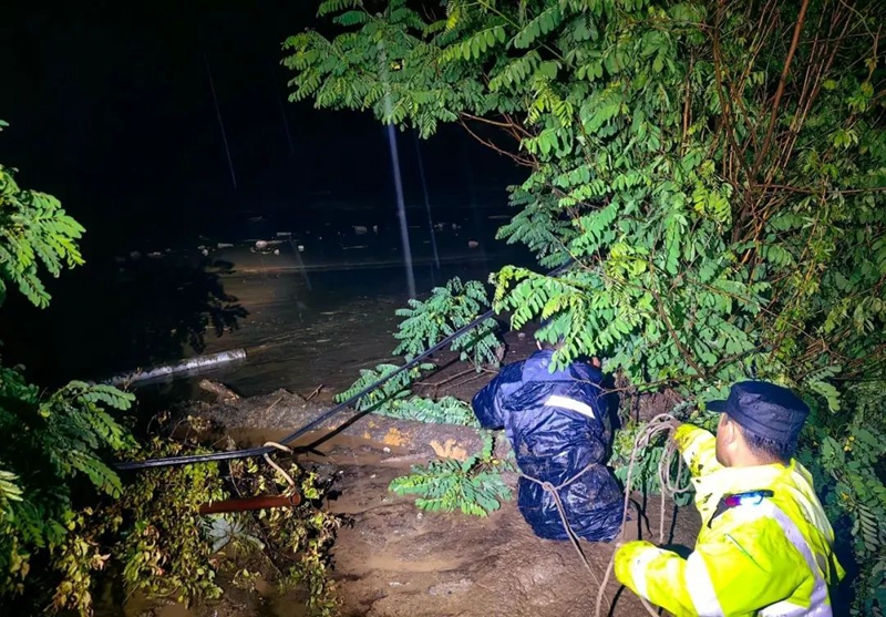 甘肃一村庄突发泥石流灾害，公安民警争分夺