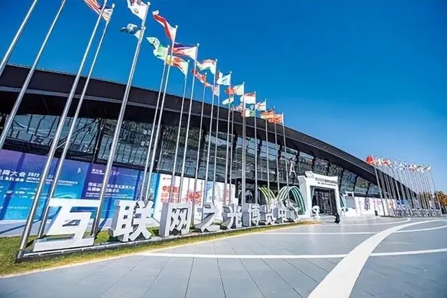 从网络大国阔步迈向网络强国