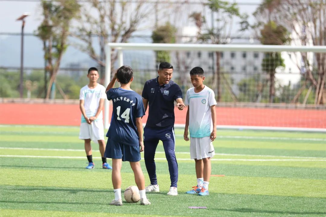 民警被女儿吐槽：爸爸怎么跟炭一样黑？