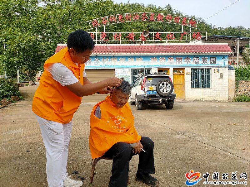 贵州贞丰县阳光公益协会开展“关爱空巢老人