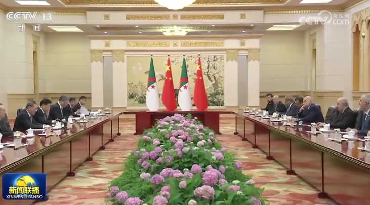 李强会见阿尔及利亚总统特本