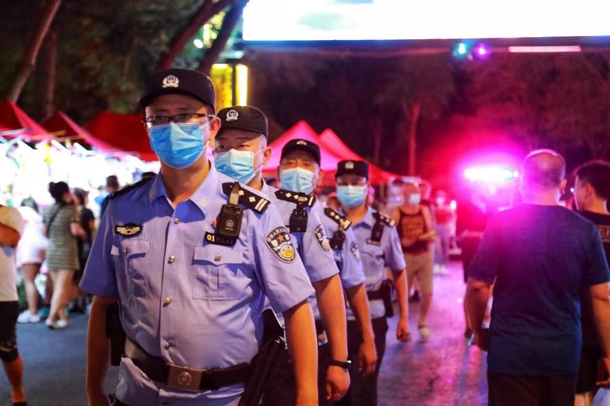 让“万人巷”实现“万人安”，他们点亮夜市