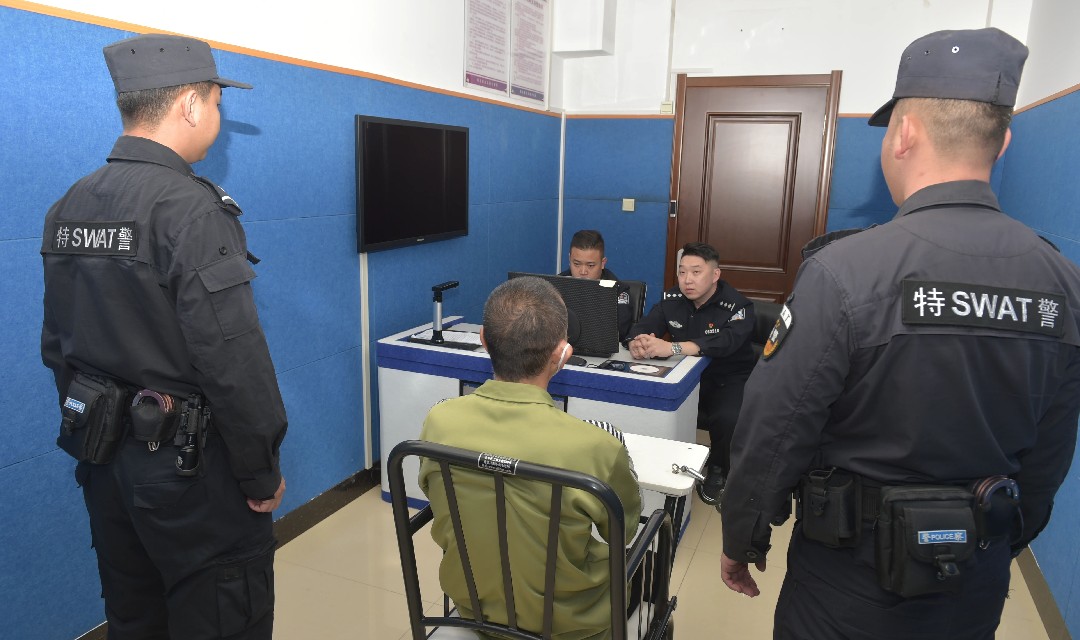 从银行金库盗取上百万现金逃跑后，他开始了