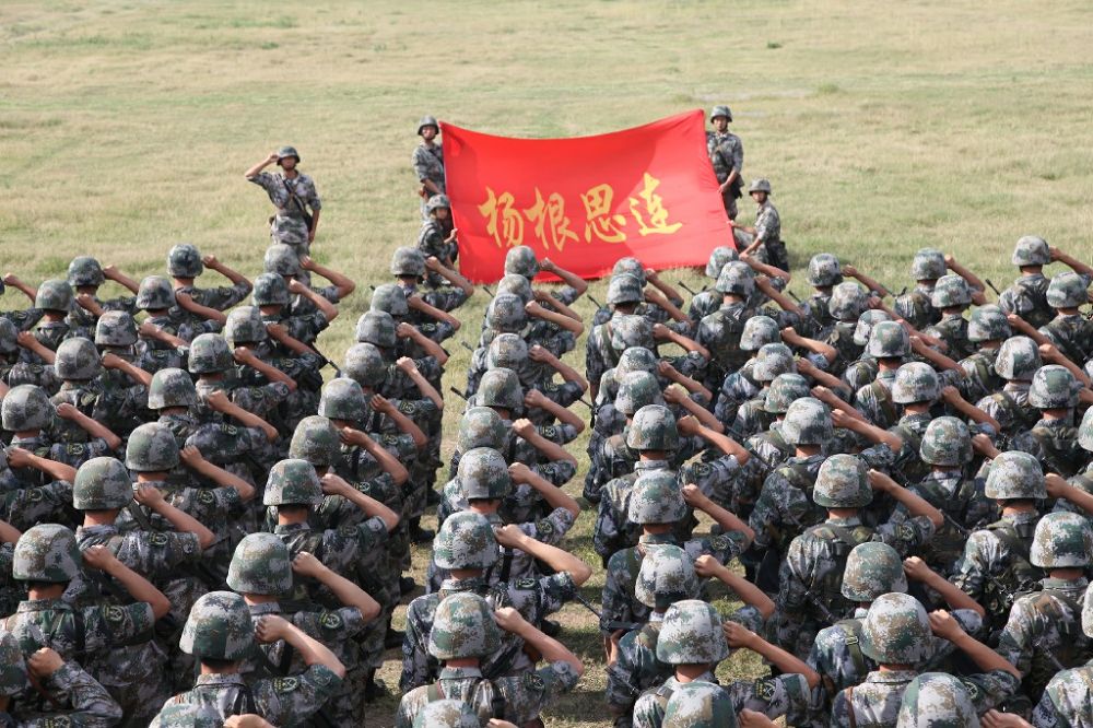 ↑“杨根思连”官兵执行任务前向连旗宣誓（资料照片）。新华社发