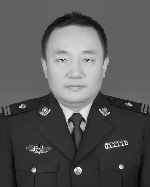 痛心！他倒在了执勤岗位上，年仅49岁