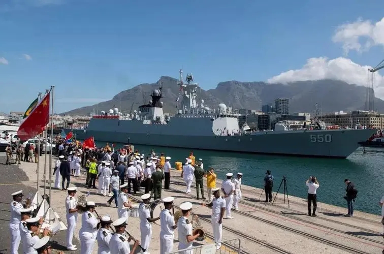 中国海军第43批护航编队技术停靠南非开普
