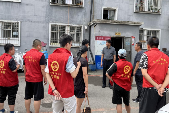 【文明临江 共建共享】清理楼道平台杂物 