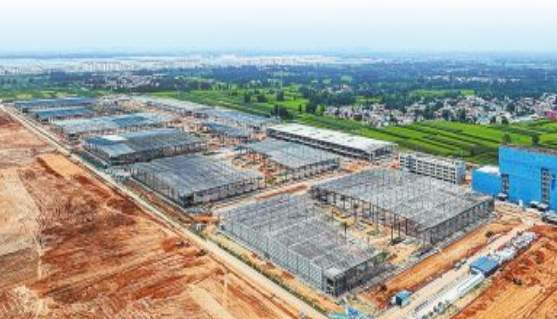 郑州国际陆港新址“芳容初现”（全力拼经济