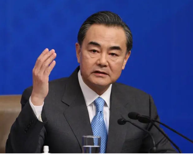 王毅会见新加坡外长维文