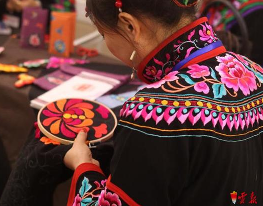 火红彝乡人 共织彝绣美