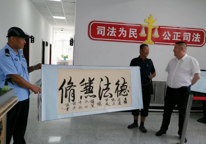 能动司法获赞赏 情深意切送画卷