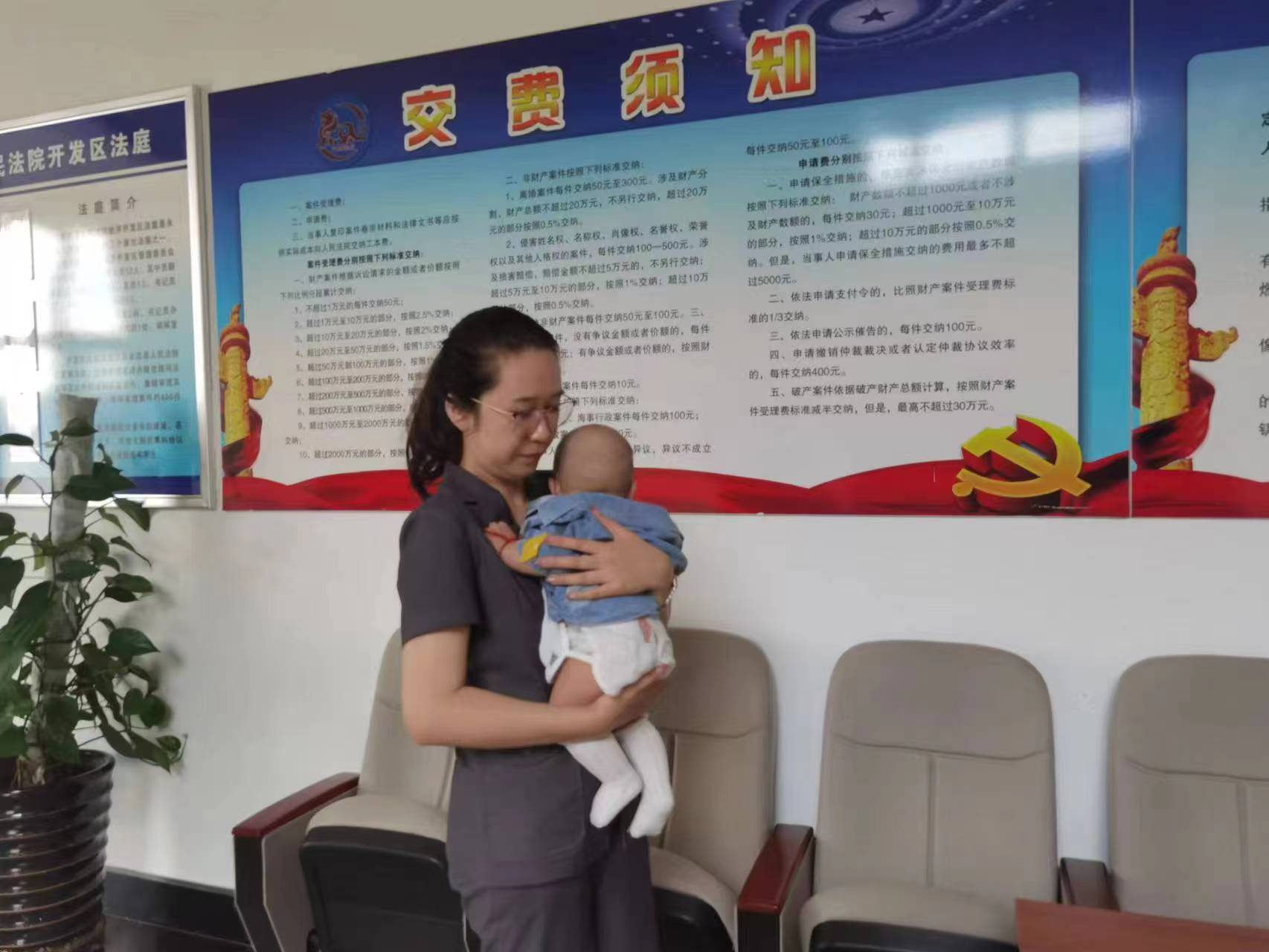 永吉法院：法庭干警开启“带娃模式”助力调