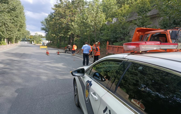 全力抢修水毁道路，保障群众正常出行