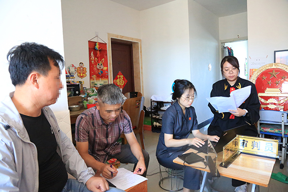 乾安法院：法庭开到百姓家 调解“薪愁”暖