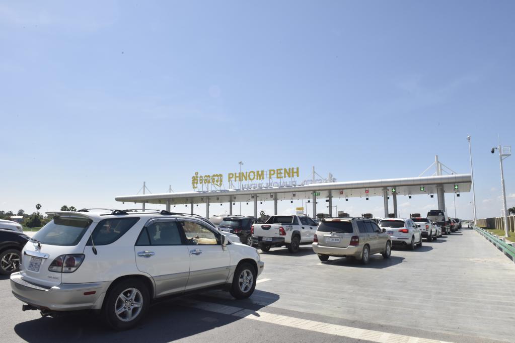 2022年11月7日，车辆在柬埔寨首都金边的金港高速公路入口处排队。金港高速公路连接柬埔寨首都金边和该国最大深水海港西哈努克港。