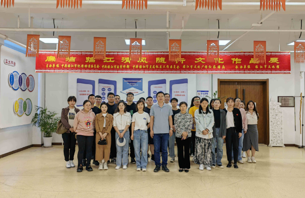 临江法院组织干警参观“廉洁临江清风随行文