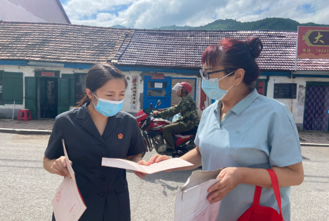 走进乡镇 释法解难