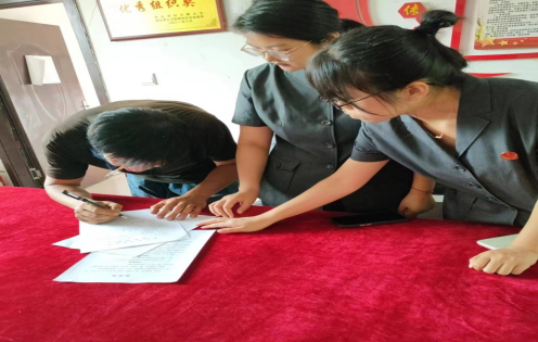 深入被告村落 完成案件送达