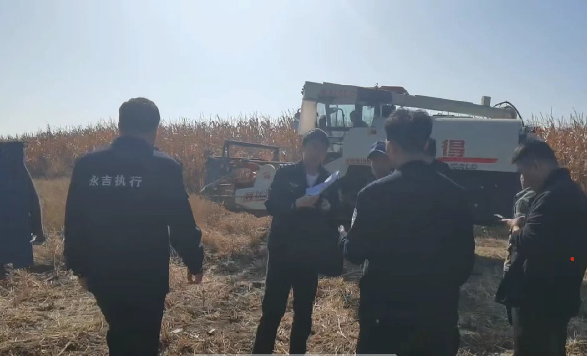 秋收正当时  执行小伙儿化身“农夫”将水