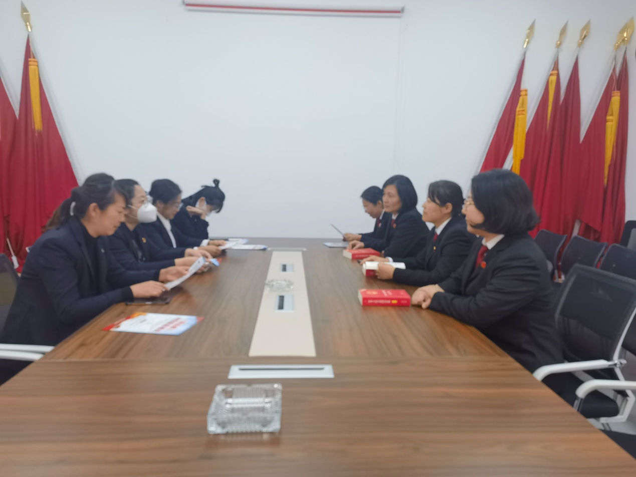 法官进小区走访 零距离解纷答疑