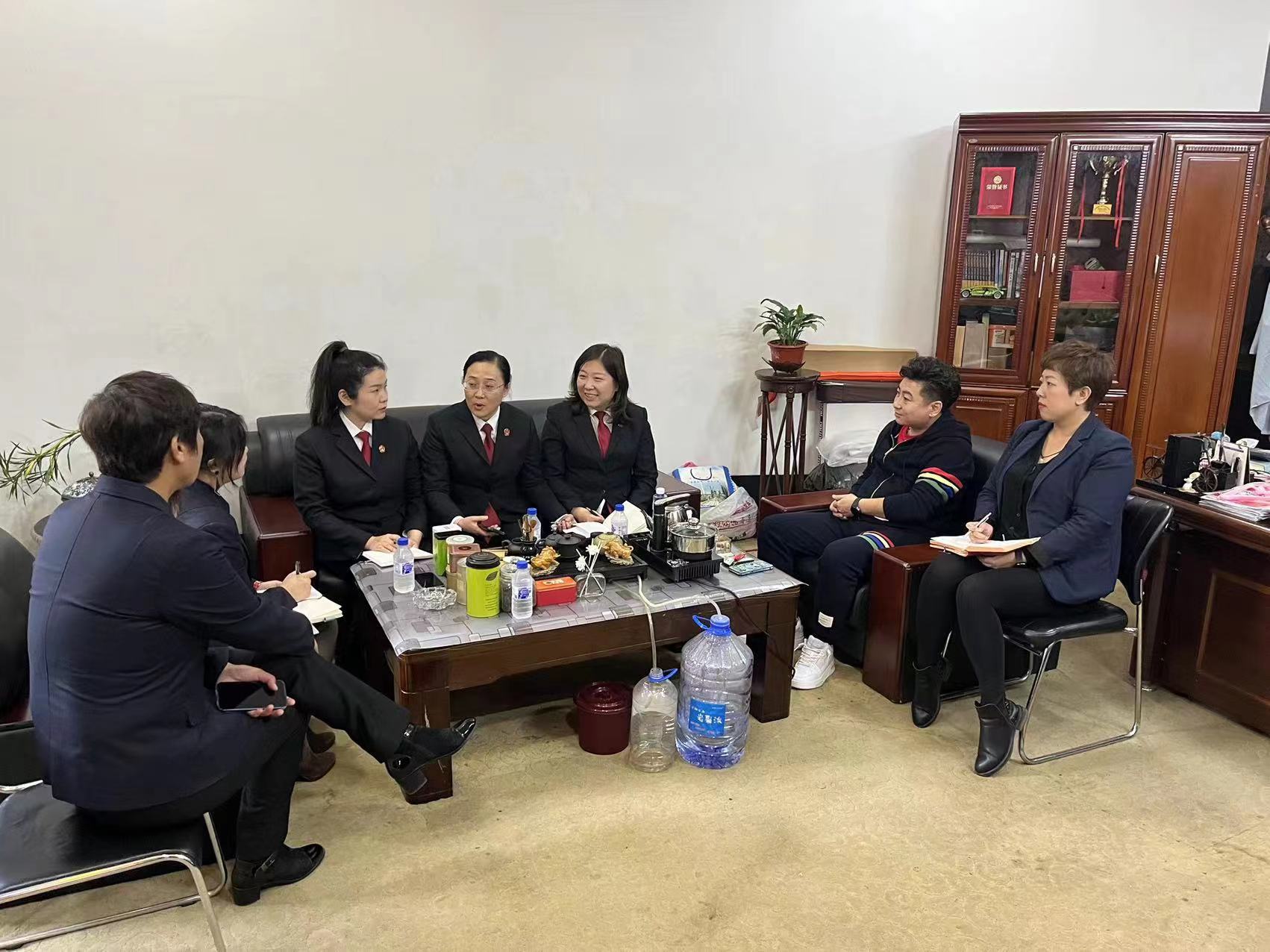 法官进小区走访 零距离解纷答疑