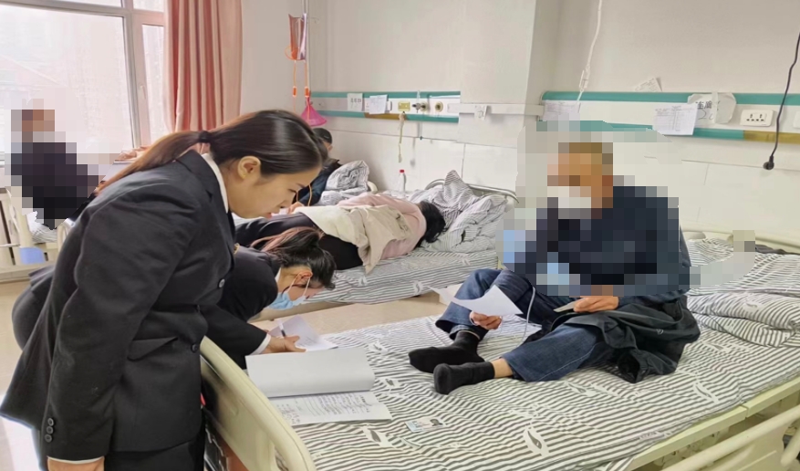 把“立案窗口”搬进病房