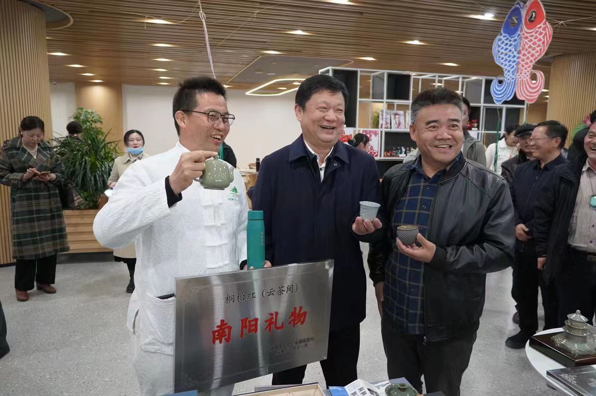 南阳市：“桐柏红茶”、“颈肩宝”被评为南