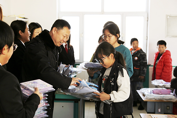 前郭法院爱心捐赠 法治与爱一路“童”行