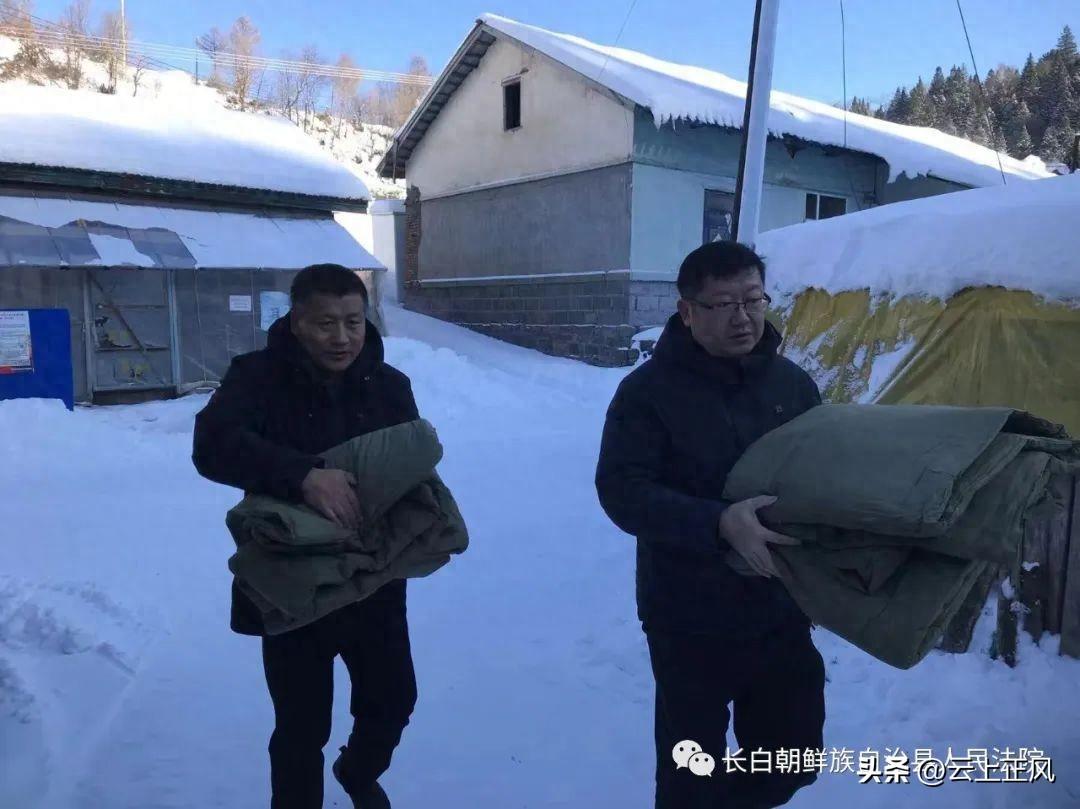 长白县法院为包保村困难群众送温暖