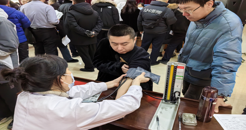 临江法院干警积极参加无偿献血