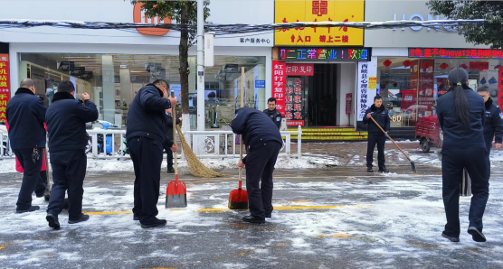 风雪中的坚守——公安民警上路除雪保畅通