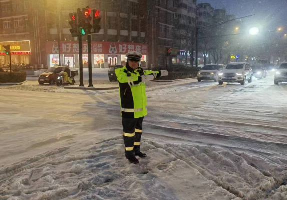 坚守岗位成为别样雪“警”